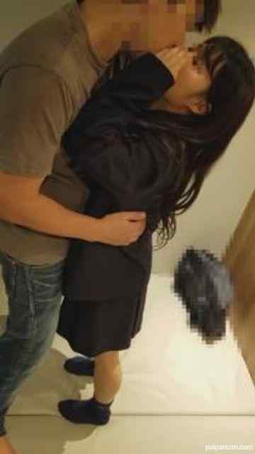 FC2-PPV-1613165 - 【個撮】県立普通科①140㎝天使のお顔に大量精子。憧れの都会で遊んだ後に二人のおじさん弄ばれ生挿入される。 cover.jpg